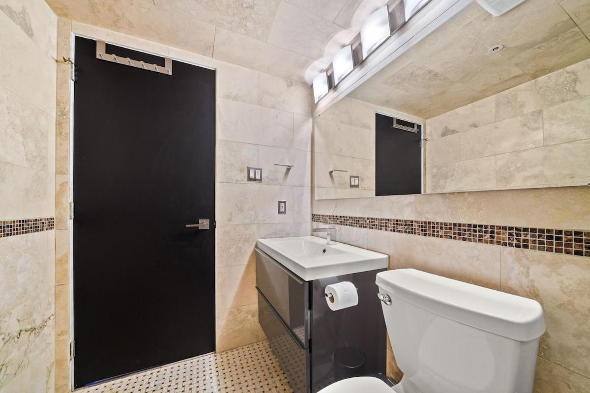 Beautiful 2 Bed Home Dt With Free Parking Vancouver Esterno foto