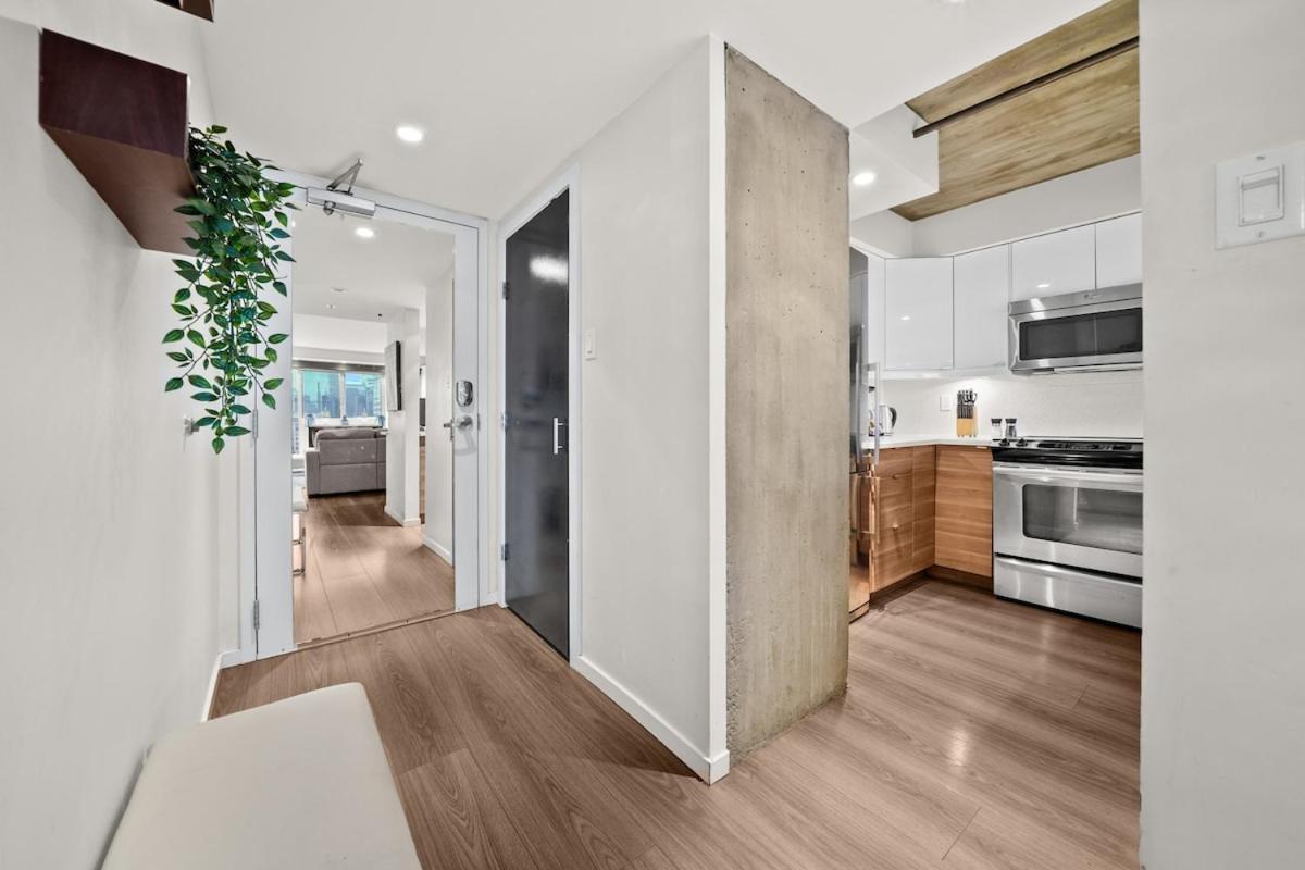 Beautiful 2 Bed Home Dt With Free Parking Vancouver Esterno foto
