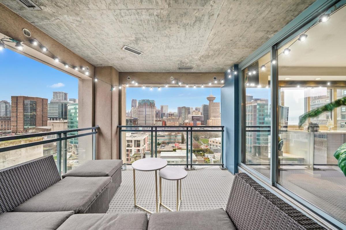 Beautiful 2 Bed Home Dt With Free Parking Vancouver Esterno foto