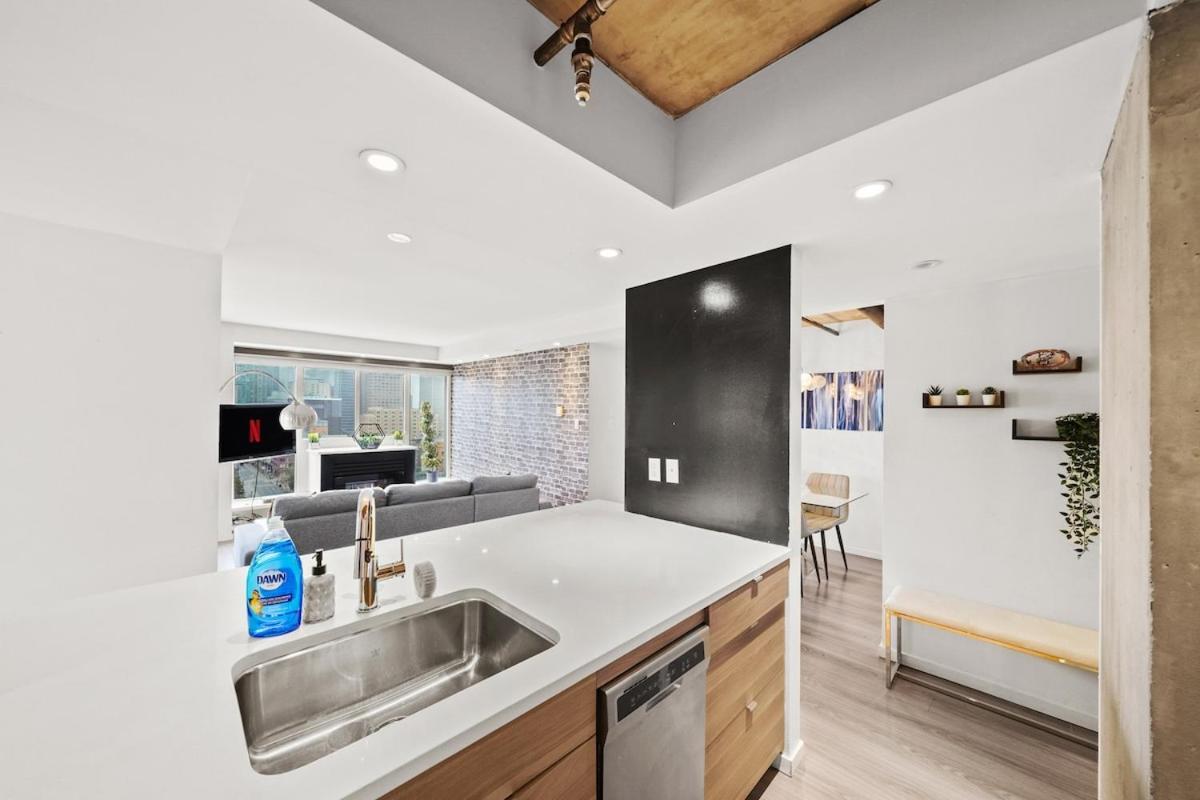 Beautiful 2 Bed Home Dt With Free Parking Vancouver Esterno foto