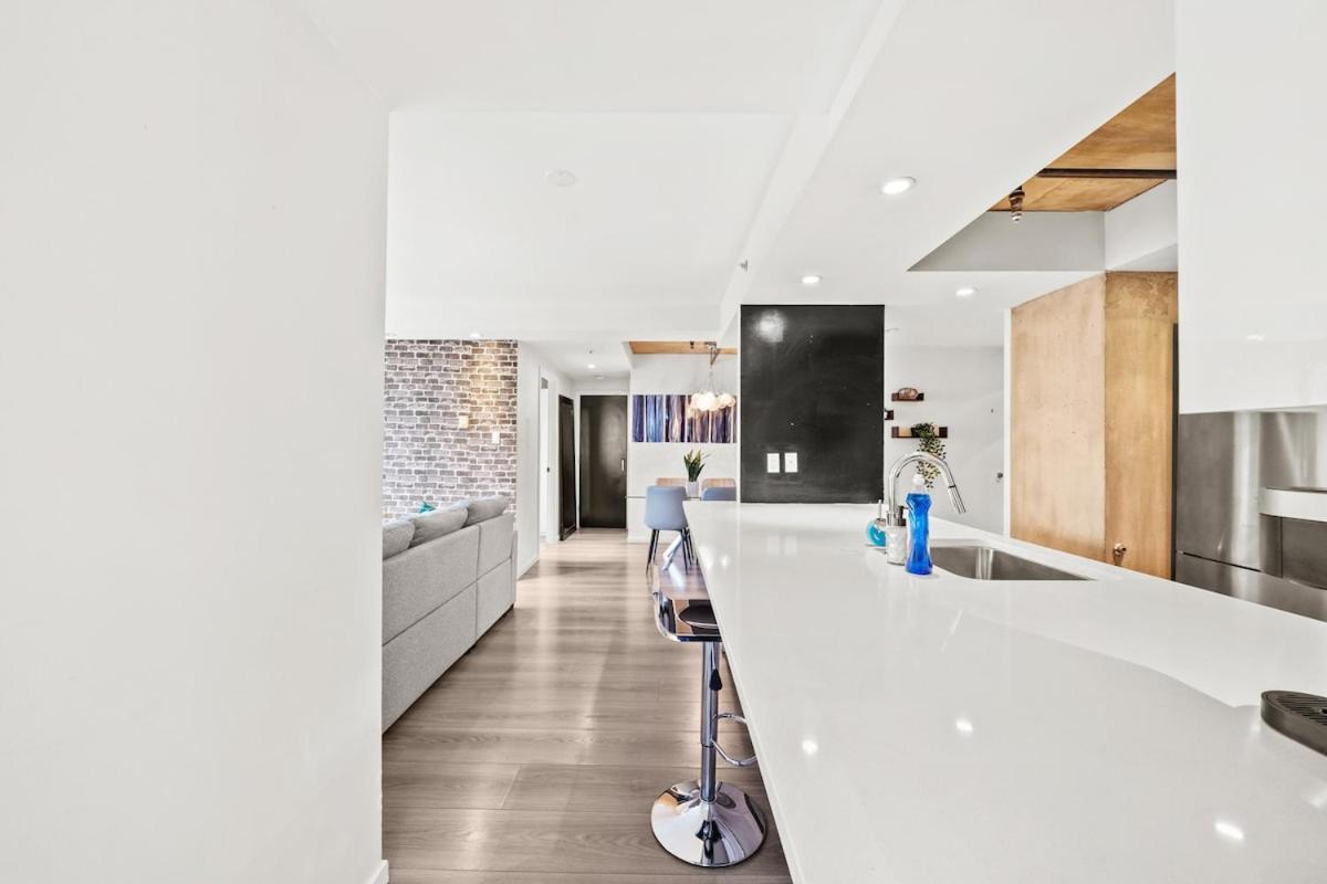 Beautiful 2 Bed Home Dt With Free Parking Vancouver Esterno foto