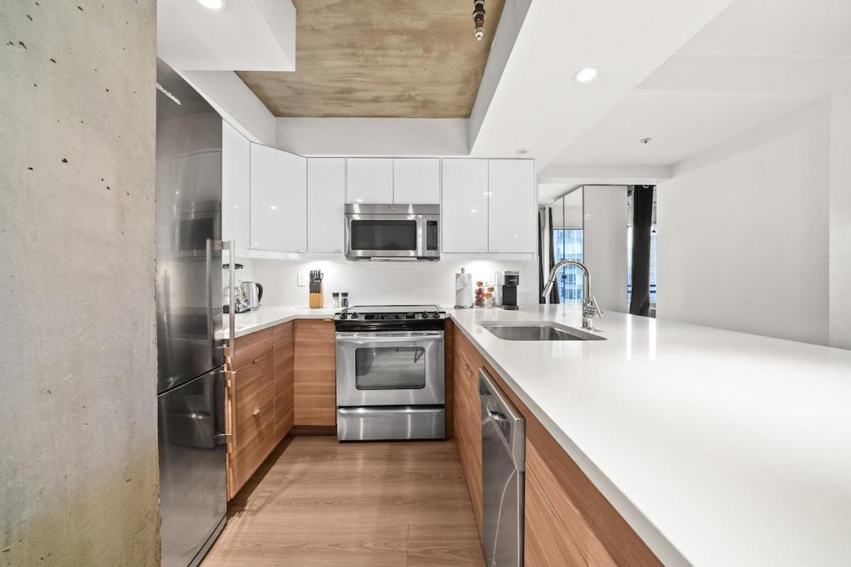 Beautiful 2 Bed Home Dt With Free Parking Vancouver Esterno foto