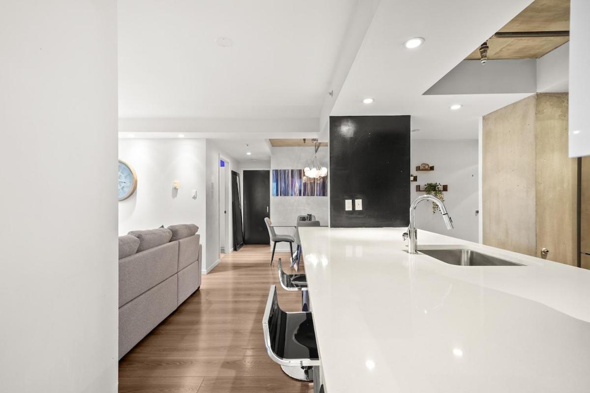 Beautiful 2 Bed Home Dt With Free Parking Vancouver Esterno foto