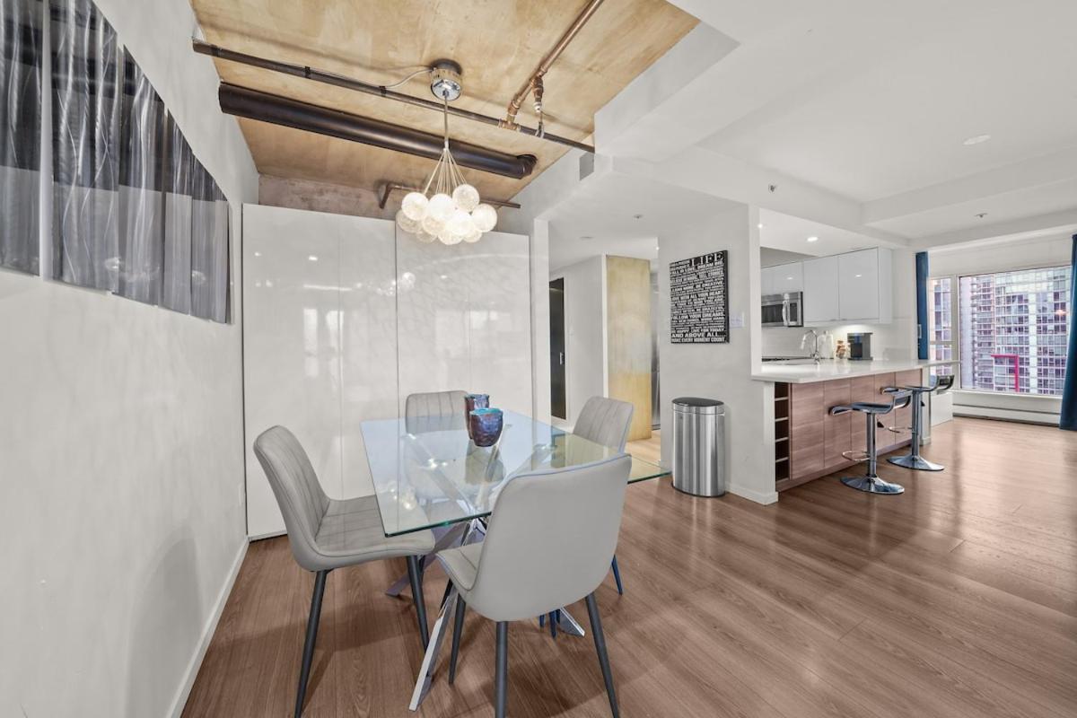 Beautiful 2 Bed Home Dt With Free Parking Vancouver Esterno foto