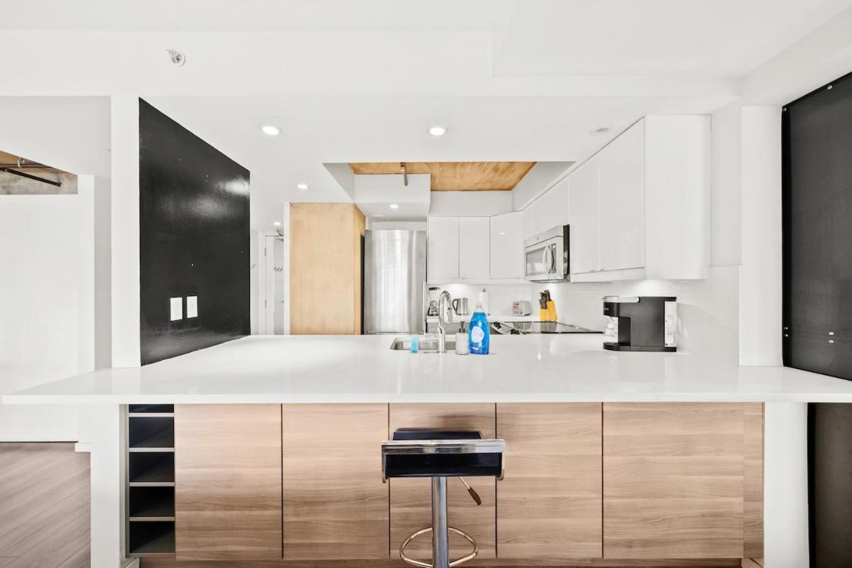 Beautiful 2 Bed Home Dt With Free Parking Vancouver Esterno foto