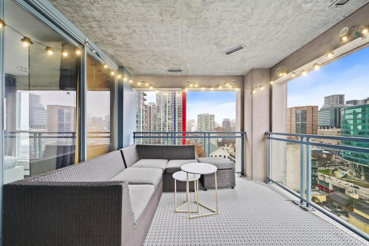 Beautiful 2 Bed Home Dt With Free Parking Vancouver Esterno foto