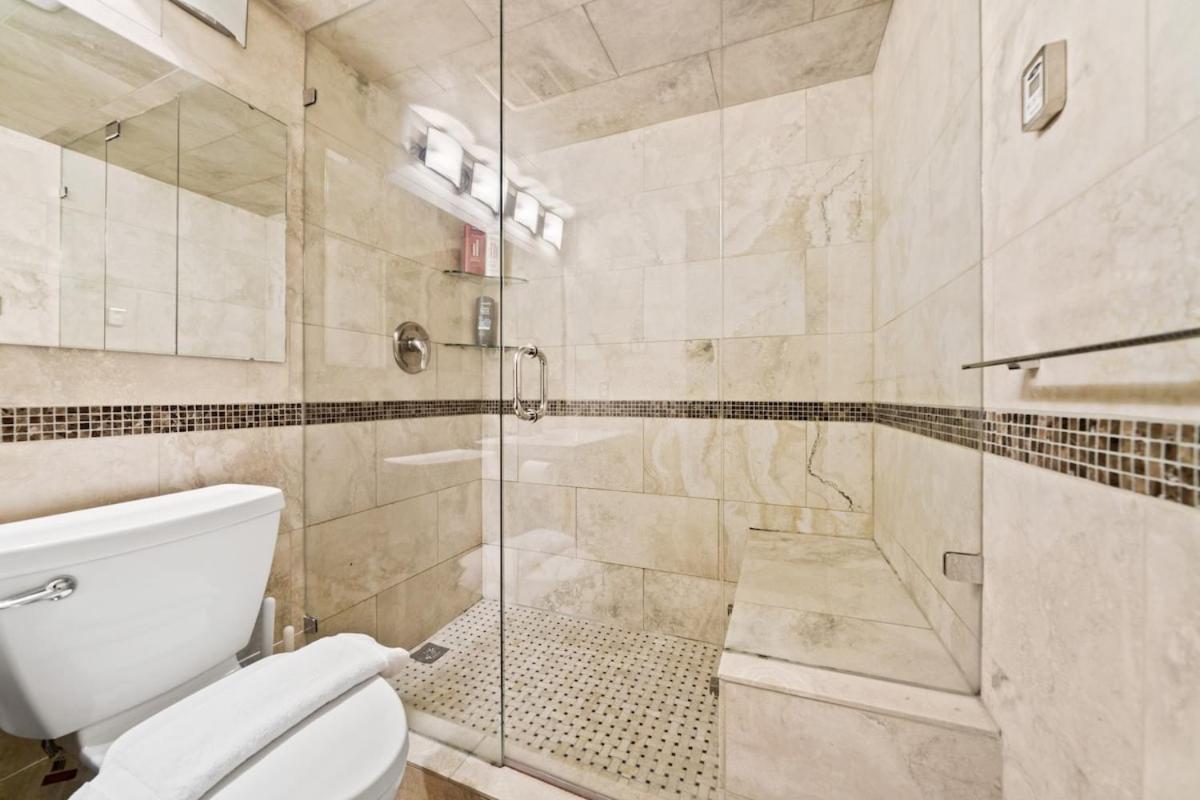 Beautiful 2 Bed Home Dt With Free Parking Vancouver Esterno foto