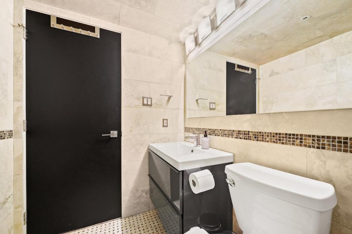 Beautiful 2 Bed Home Dt With Free Parking Vancouver Esterno foto