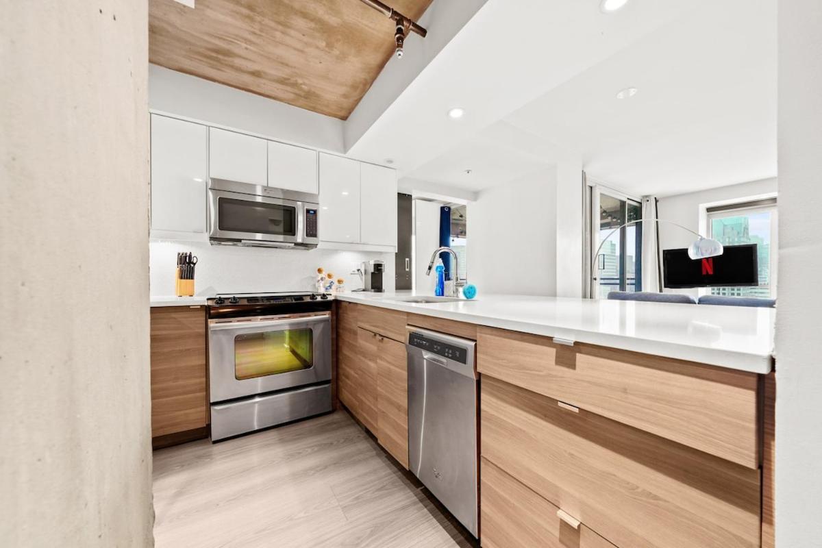 Beautiful 2 Bed Home Dt With Free Parking Vancouver Esterno foto