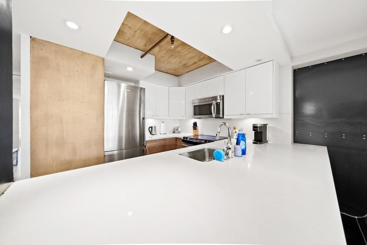 Beautiful 2 Bed Home Dt With Free Parking Vancouver Esterno foto