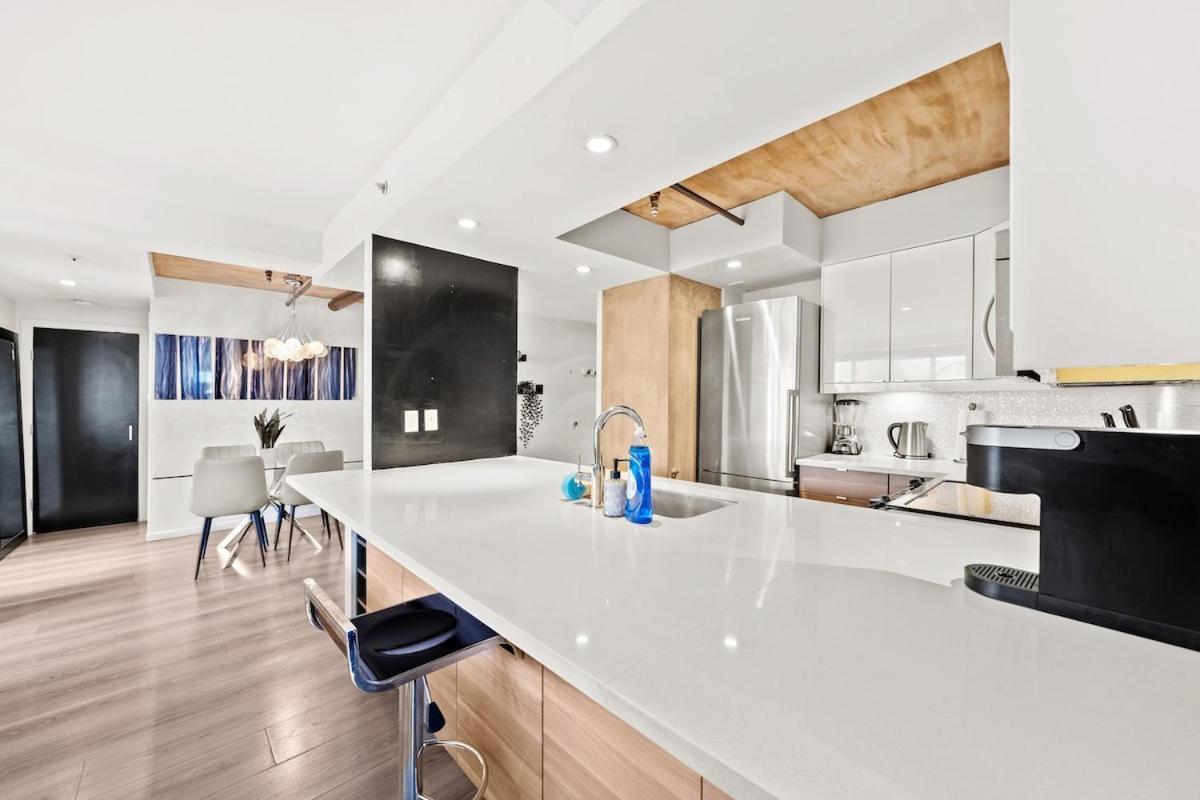 Beautiful 2 Bed Home Dt With Free Parking Vancouver Esterno foto